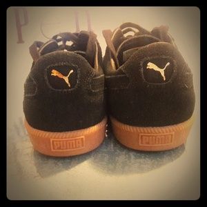 Black suade pumas